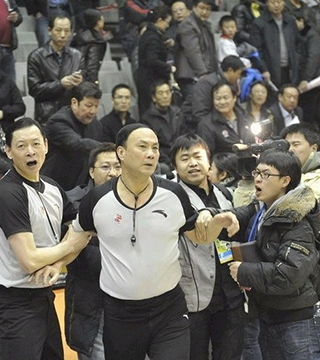 与低平球传 与低平球传